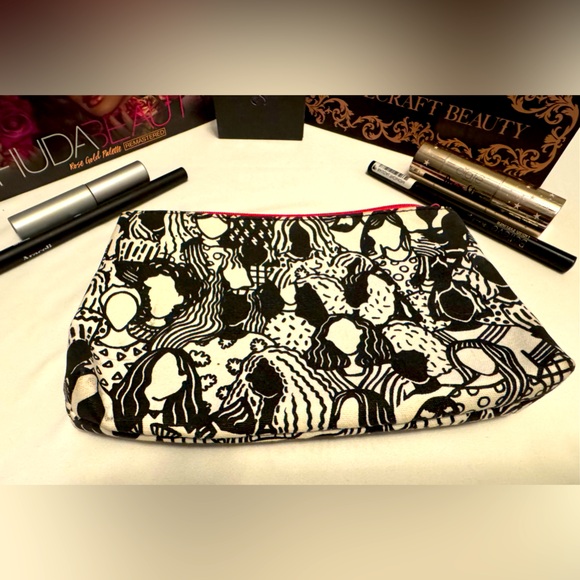 ❤️MAKEUP BAG❤️BLACK & WHITE DECORATION❤️ - Picture 1 of 4
